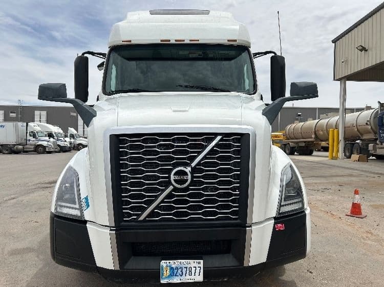 2022 Volvo VNL64760 Sleeper Trucks