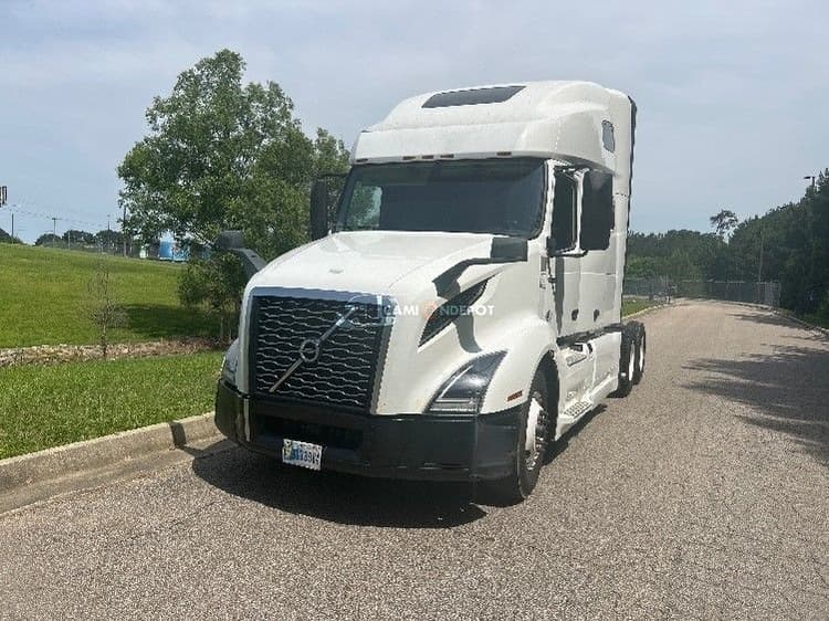 2022 Volvo VNL64760 Sleeper Trucks