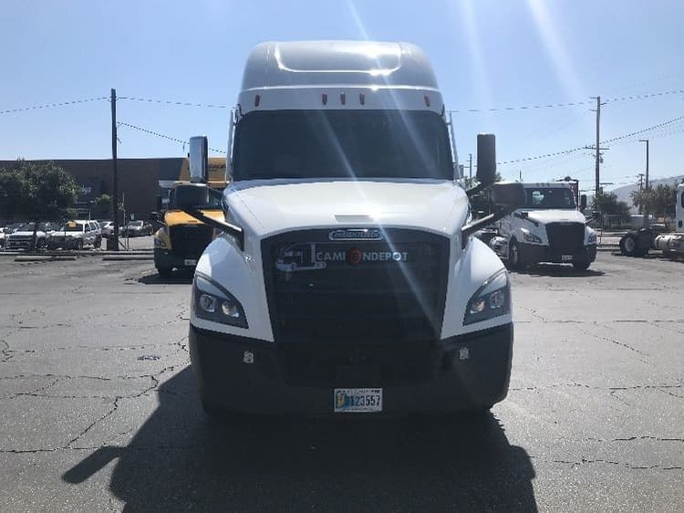 2022 Freightliner T12664ST Sleeper Trucks