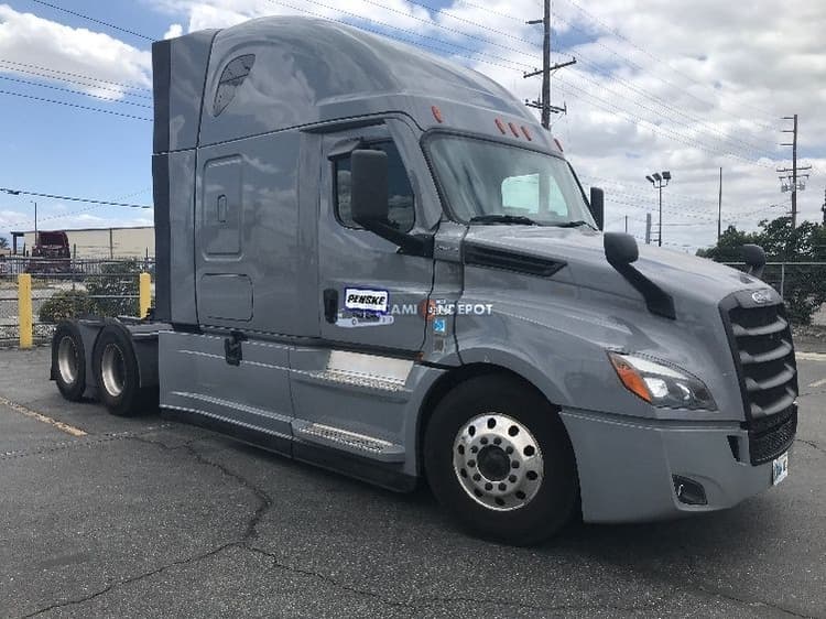 2022 Freightliner T12664ST Sleeper Trucks