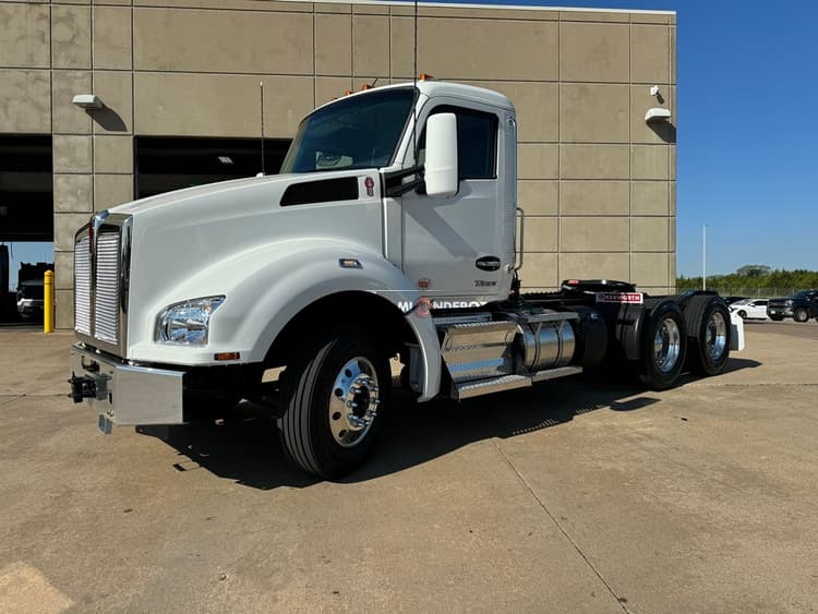 2025 Kenworth T880 Day Cab Trucks