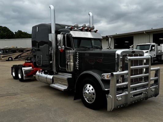 2022 Peterbilt 389 Sleeper Trucks