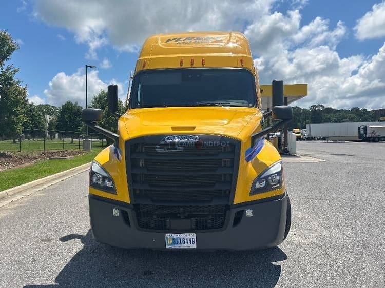 2022 Freightliner T12664ST Sleeper Trucks