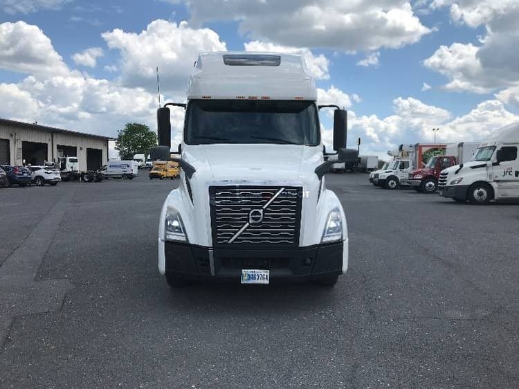 2022 Volvo VNL64760 Sleeper Trucks