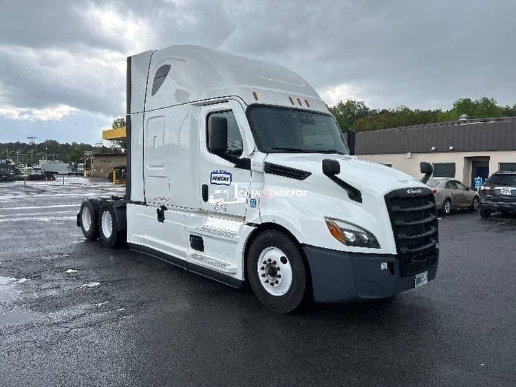 2022 Freightliner T12664ST Sleeper Trucks