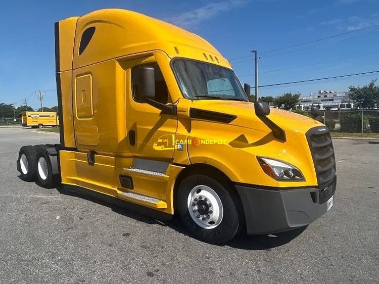2022 Freightliner T12664ST Sleeper Trucks