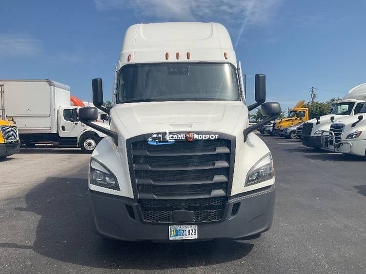 2022 Freightliner T12664ST Sleeper Trucks