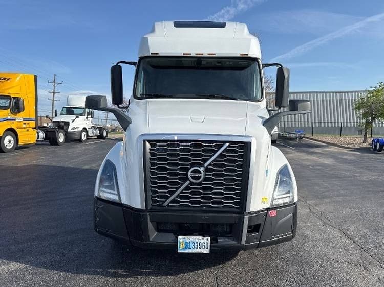 2022 Volvo VNL64760 Sleeper Trucks