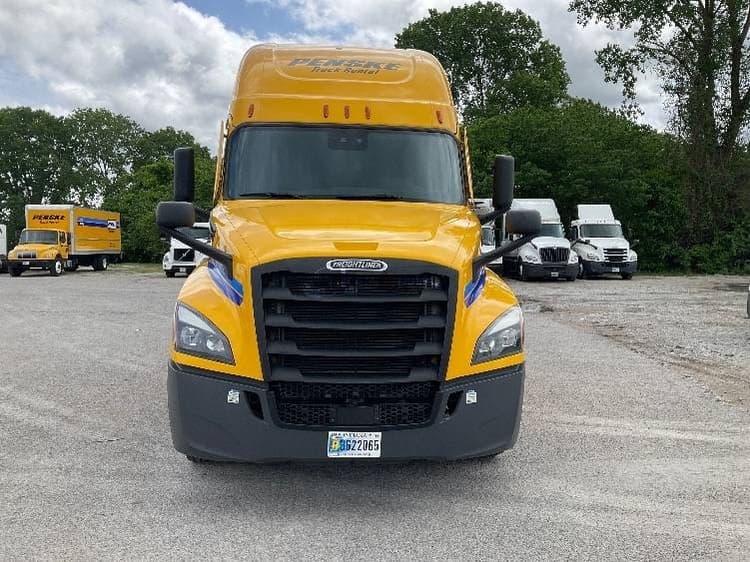 2022 Freightliner T12664ST Sleeper Trucks