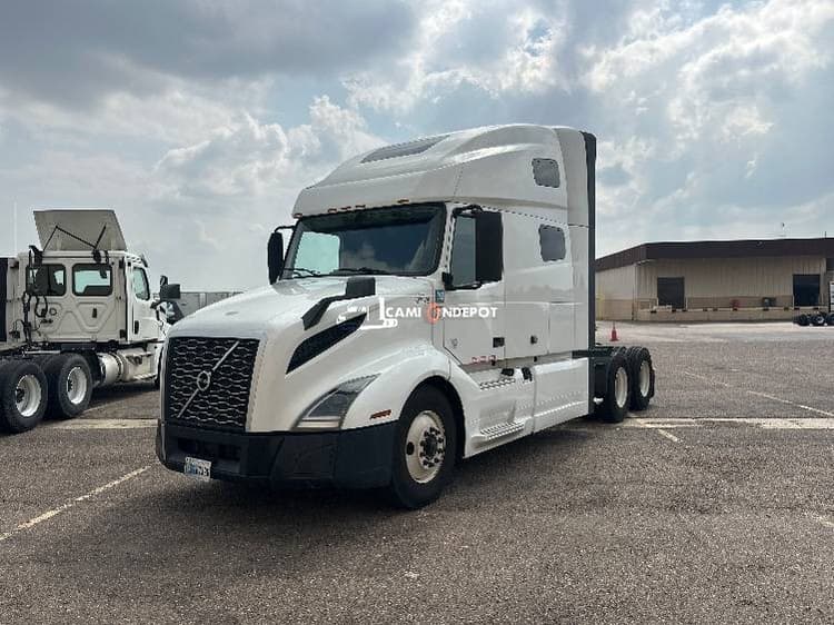 2022 Volvo VNL64760 Sleeper Trucks