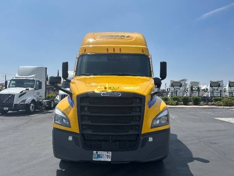 2022 Freightliner T12664ST Sleeper Trucks