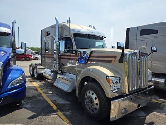2023 Kenworth W990 Sleeper Trucks