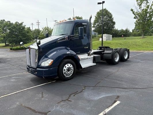 2019 Kenworth T680 Day Cab Trucks