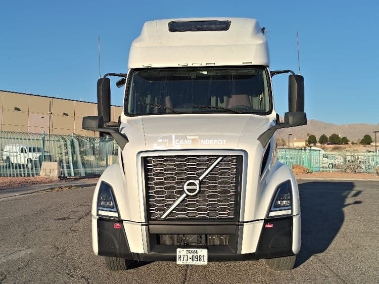 2023 Volvo VNL64760 Sleeper Trucks