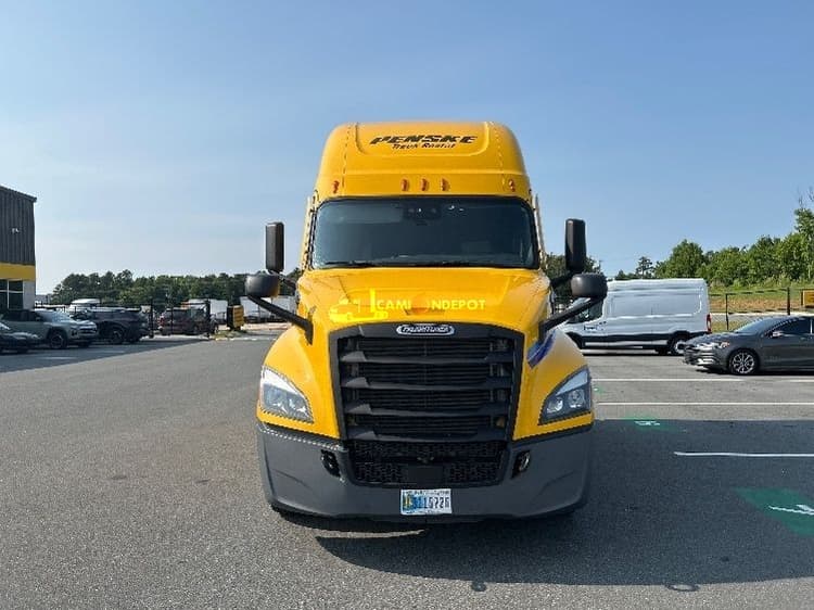 2022 Freightliner T12664ST Sleeper Trucks