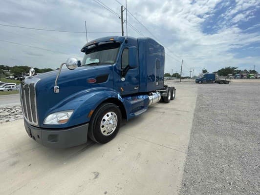 2022 Peterbilt 579 Sleeper Trucks