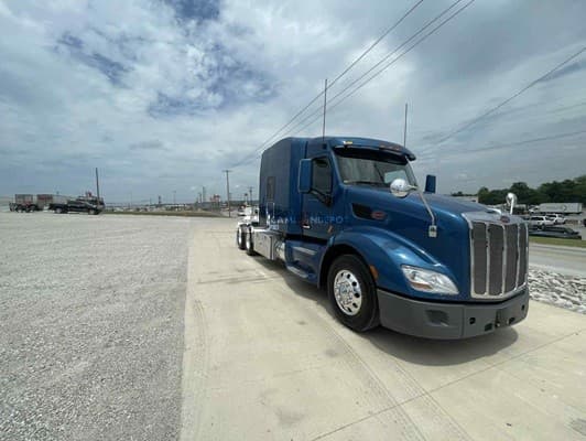 2022 Peterbilt 579 Sleeper Trucks