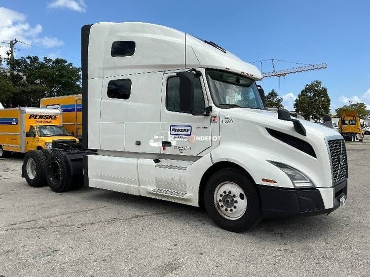 2022 Volvo VNL64760 Sleeper Trucks