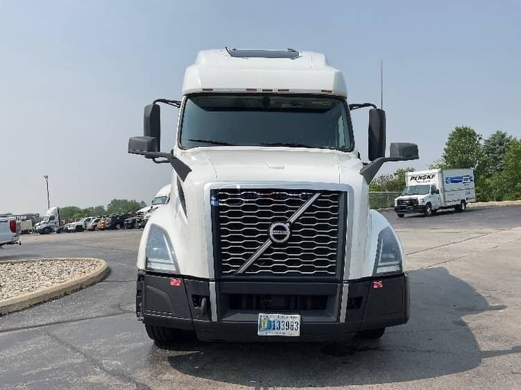 2022 Volvo VNL64760 Sleeper Trucks