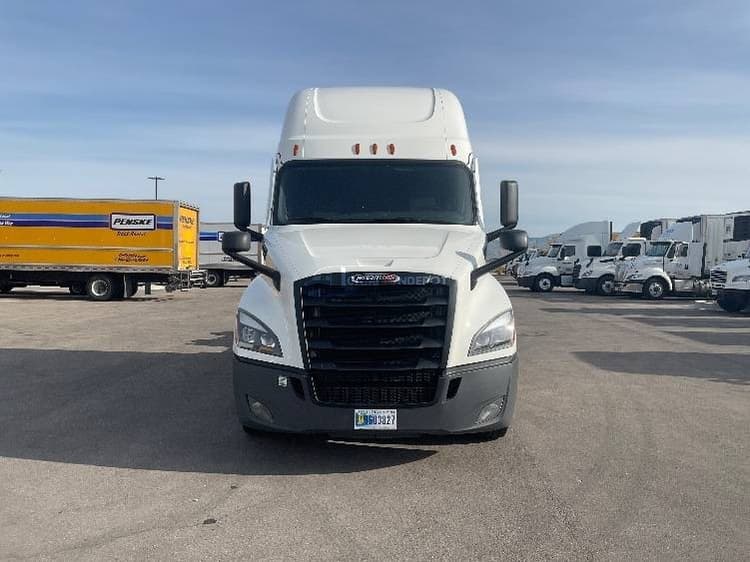 2022 Freightliner T12664ST Sleeper Trucks
