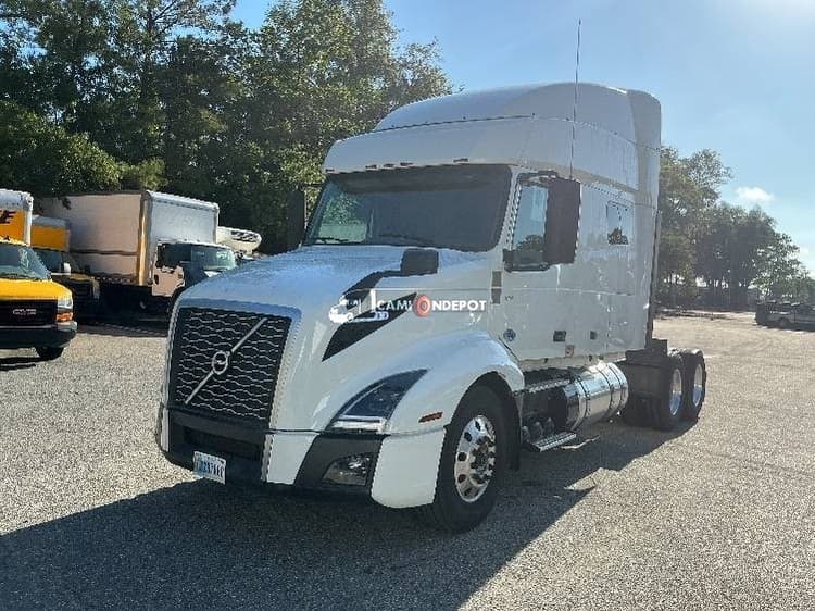 2022 Volvo VNL64740 Sleeper Trucks