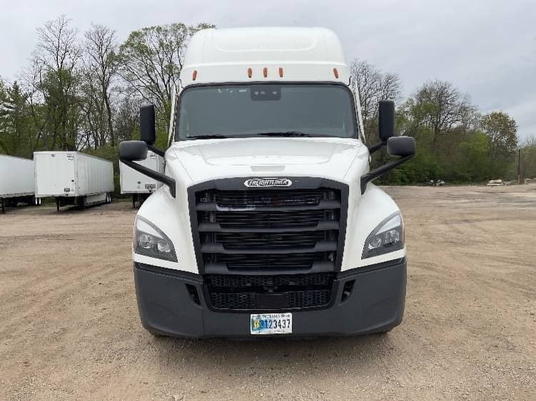 2022 Freightliner T12664ST Sleeper Trucks