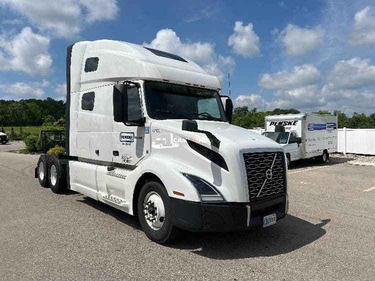 2022 Volvo VNL64760 Sleeper Trucks