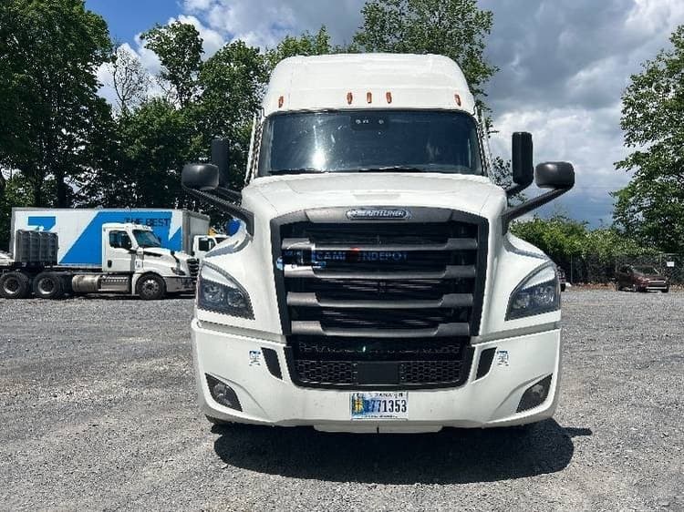 2022 Freightliner T12664ST Sleeper Trucks