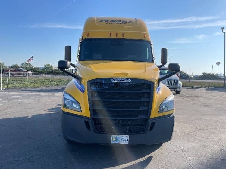 2022 Freightliner T12664ST Sleeper Trucks