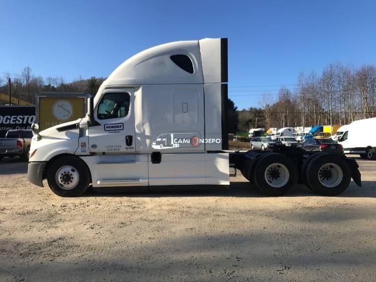 2022 Freightliner T12664ST Sleeper Trucks