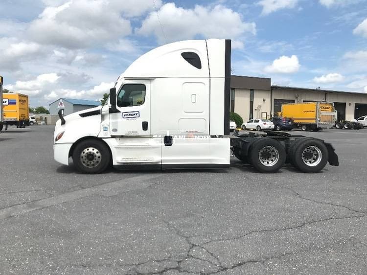 2022 Freightliner T12664ST Sleeper Trucks