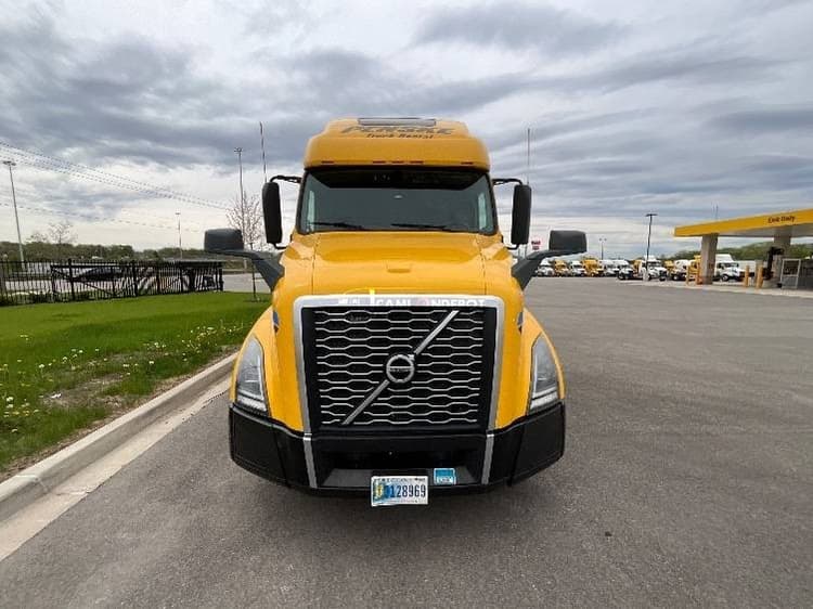 2022 Volvo VNL64760 Sleeper Trucks