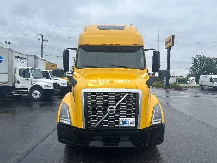2022 Volvo VNL64760 Sleeper Trucks