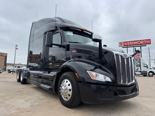 2023 Peterbilt 579 Sleeper Trucks