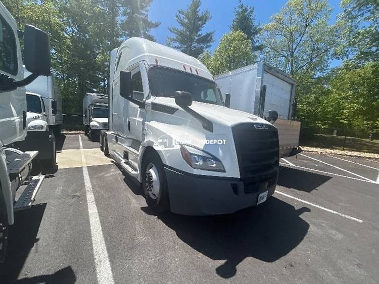 2022 Freightliner T12664ST Sleeper Trucks