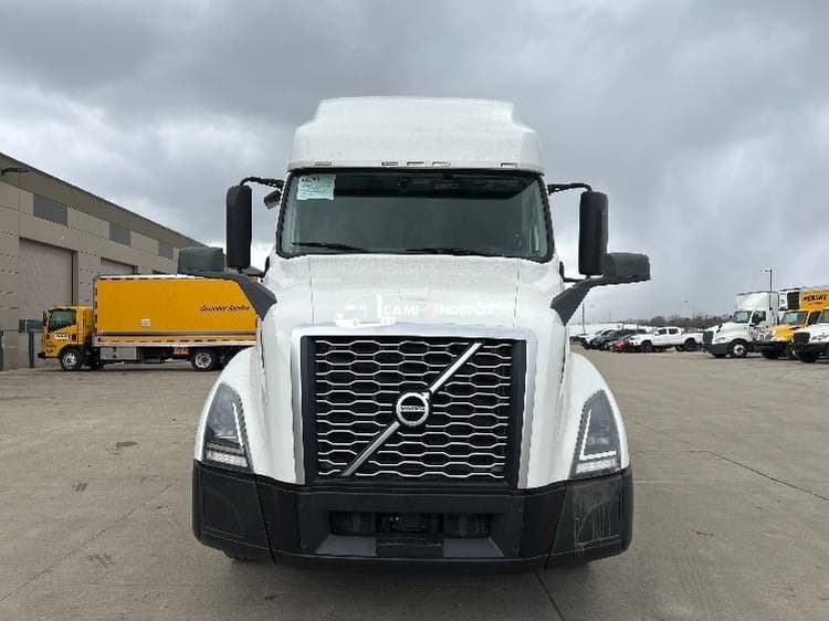 2022 Volvo VNL64760 Sleeper Trucks