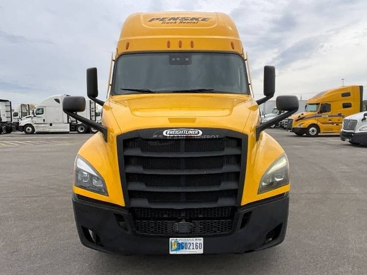 2022 Freightliner T12664ST Sleeper Trucks