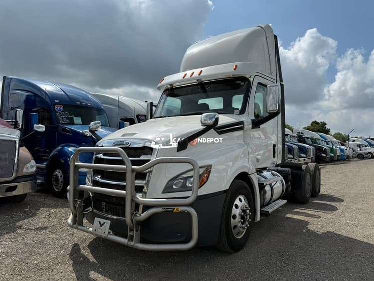 2015 Freightliner Cascadia 113 Day Cab Trucks