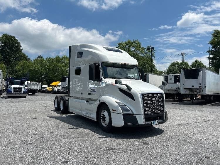 2022 Volvo VNL64760 Sleeper Trucks