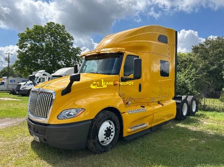 2020 Freightliner LT625 Sleeper Trucks