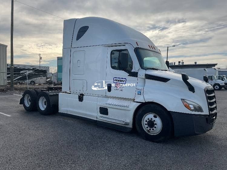 2022 Freightliner T12664ST Sleeper Trucks
