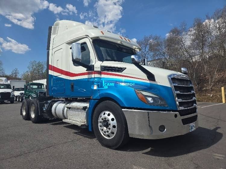 2019 Freightliner T12664ST Sleeper Trucks