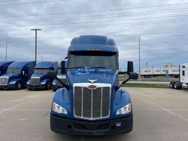 2023 Peterbilt 579 Sleeper Trucks