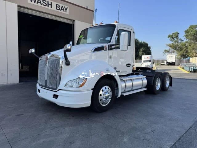 2018 Kenworth T680 Day Cab Trucks