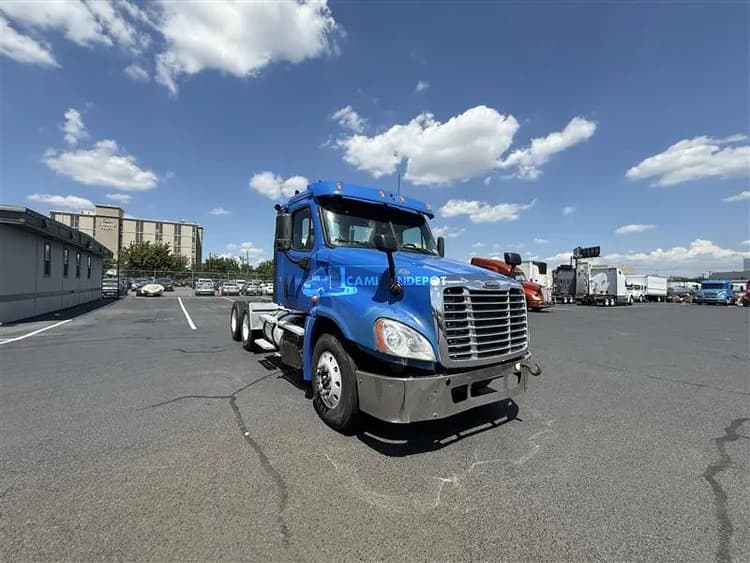 2013 Freightliner Cascadia Day Cab Trucks