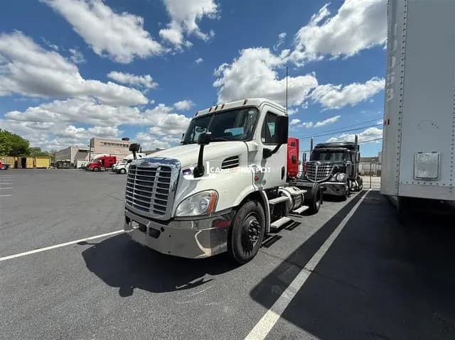 2016 Freightliner Cascadia Day Cab Trucks