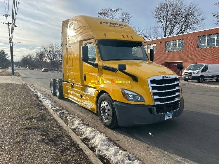2019 Freightliner T12664ST Sleeper Trucks