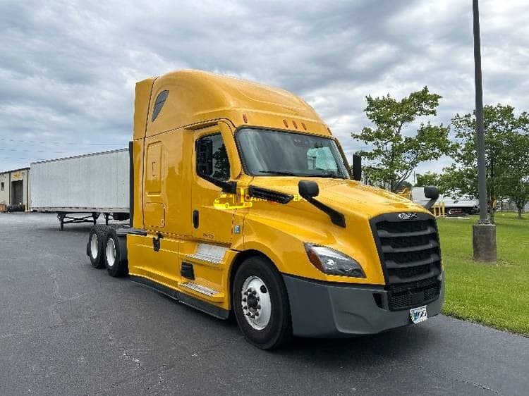 2022 Freightliner T12664ST Sleeper Trucks