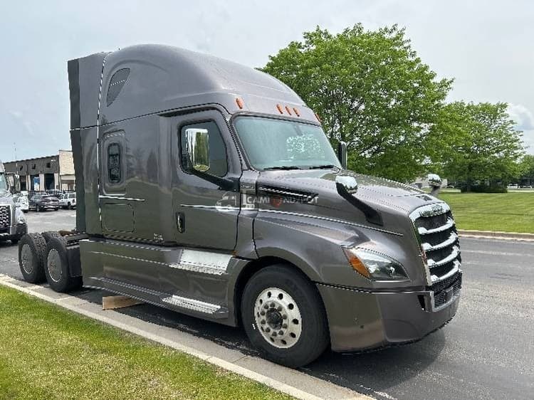 2018 Freightliner T12664ST Sleeper Trucks