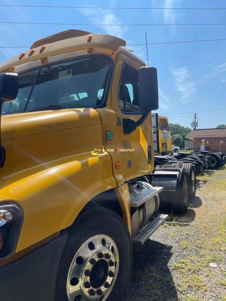 2016 Freightliner Cascadia 125 Day Cab Trucks
